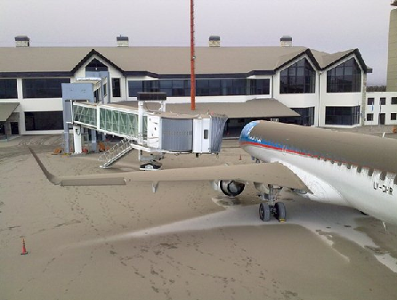  O jato Embraer 190 da Austral ficou coberto de cinza vulcnica no ptio do aeroporto em Bariloche, Argentina. 